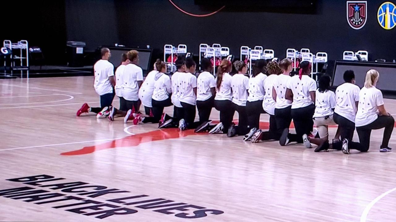 Am 26. August 2020 in Bradenton, Florida: Die WNBA-Team der Washington Mystics mit T-Shirts mit sieben aufgemalten Einschusslöchern. Dem 29-jährigen Schwarzen Jacob Blake war sieben Mal von einem Polizisten in den Rücken geschossen worden. Am 26. August 2020 in Bradenton, Florida: Die WNBA-Team der Washington Mystics mit T-Shirts mit sieben aufgemalten Einschusslöchern. Dem 29-jährigen Schwarzen Jacob Blake war sieben Mal von einem Polizisten in den Rücken geschossen worden.