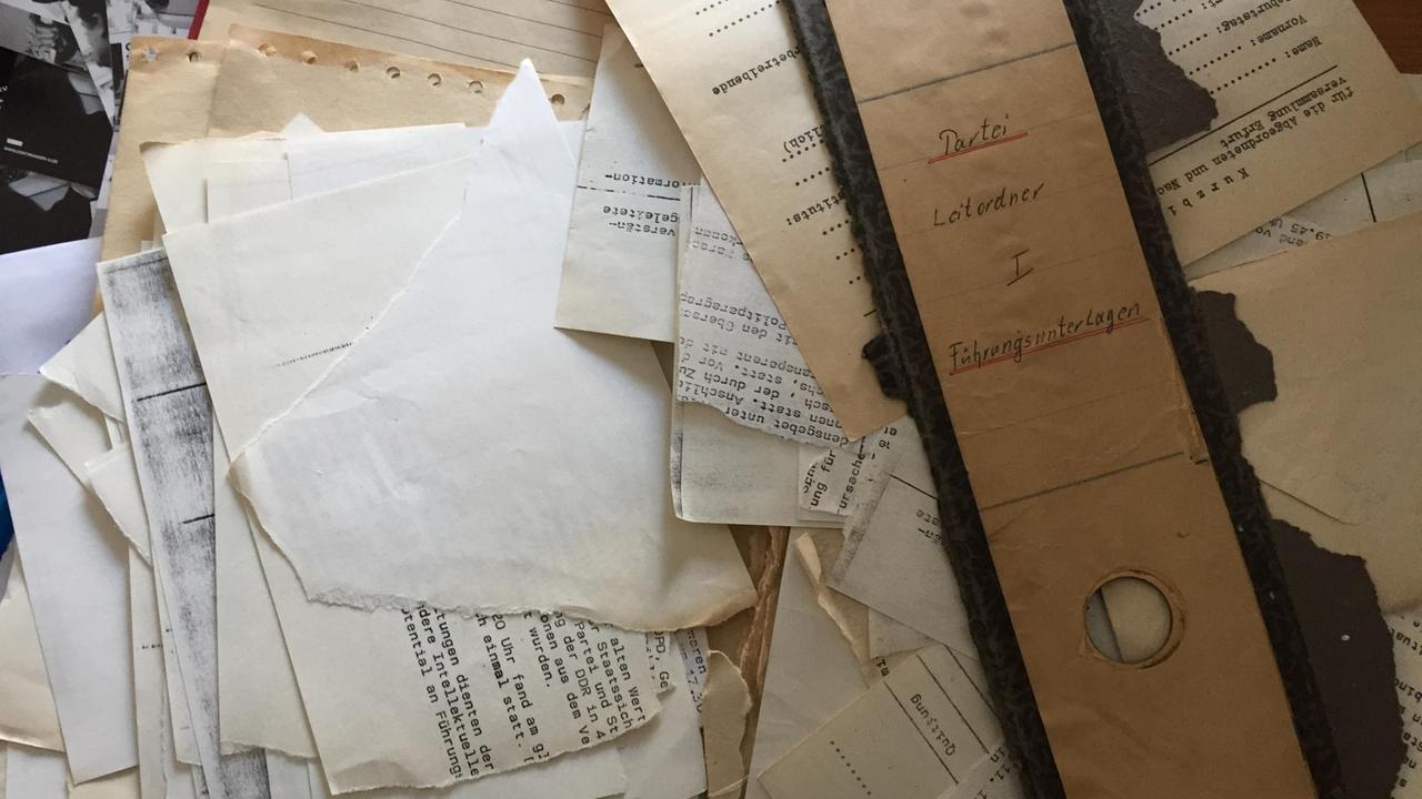 Ein Ordner mit der Aufschrift "Partei. Leitordner I. Führungsunterlagen" auf zerrissenen Blätter und Formulare Ein Ordner mit der Aufschrift "Partei. Leitordner I. Führungsunterlagen" auf zerrissenen Blätter und Formulare