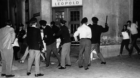Polizisten gehen im Juni 1962 auf der Leopoldstraße in München-Schwabing mit Gummiknüppeln gegen randalierende Jugendliche vor.