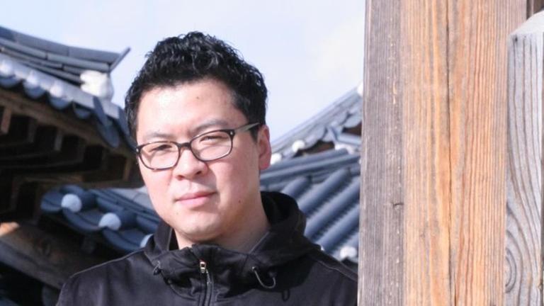 Martin Hyun posiert an eine Wand gelehnt. Martin Hyun posiert an eine Wand gelehnt.