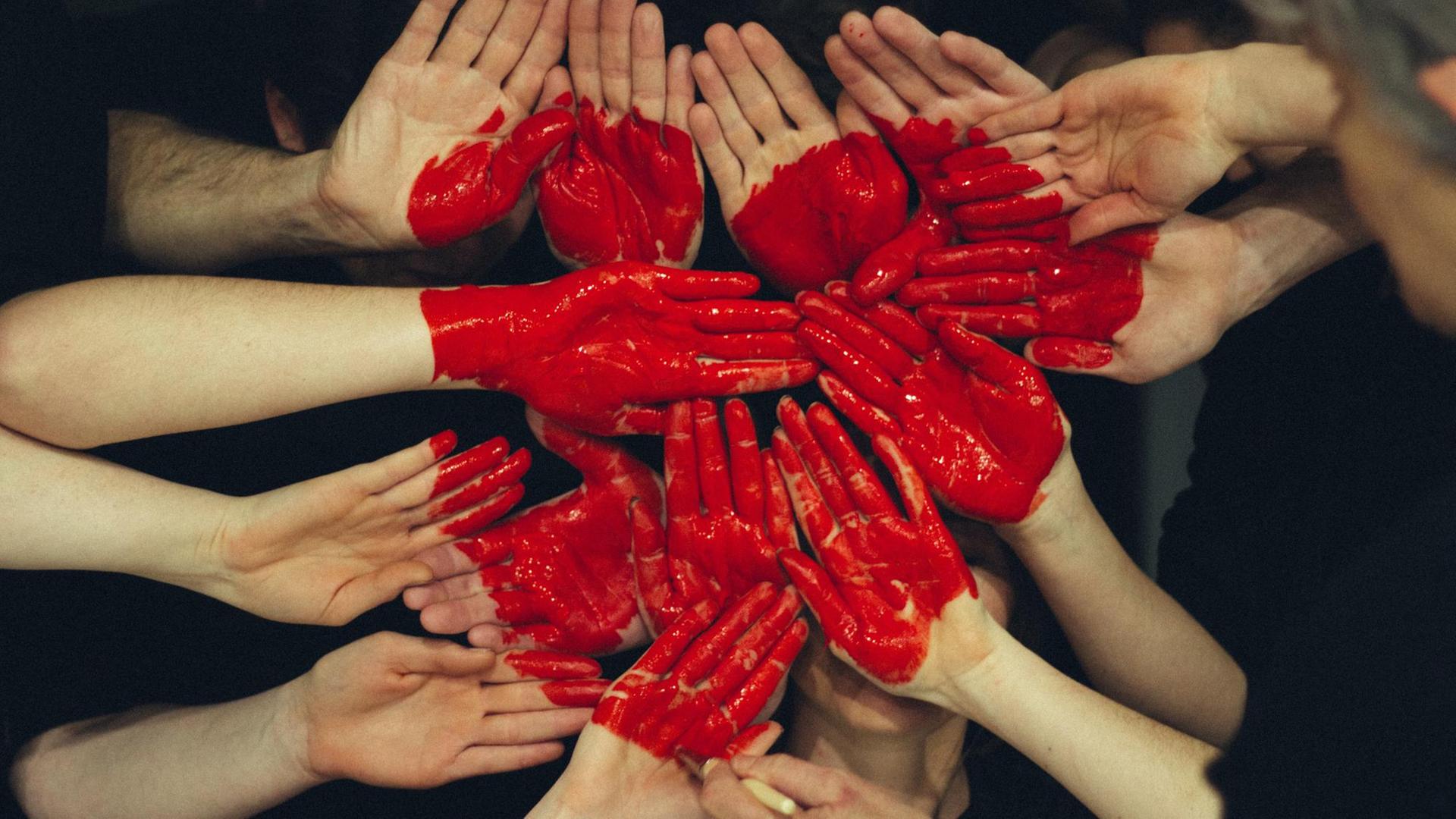 Ein Herz aus roter Farbe und vielen Händen. Ein Herz aus roter Farbe und vielen Händen.