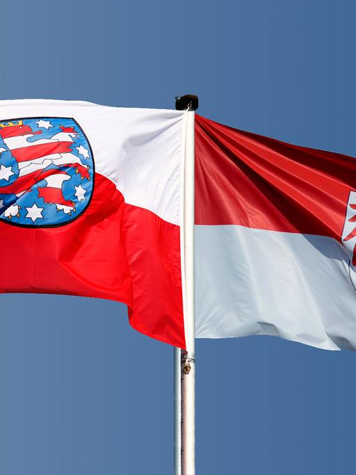 Die Landesflaggen von Thüringen (links) und Brandenburg (rechts)