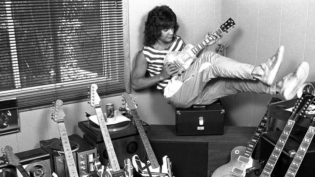 Der Gitarrist Eddie Van Halen sitzt 1982 mit etlichen seiner Gitarren in seinem Haus in Los Angeles. Der Gitarrist Eddie Van Halen sitzt 1982 mit etlichen seiner Gitarren in seinem Haus in Los Angeles.