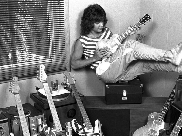 Der Gitarrist Eddie Van Halen sitzt 1982 mit etlichen seiner Gitarren in seinem Haus in Los Angeles.
