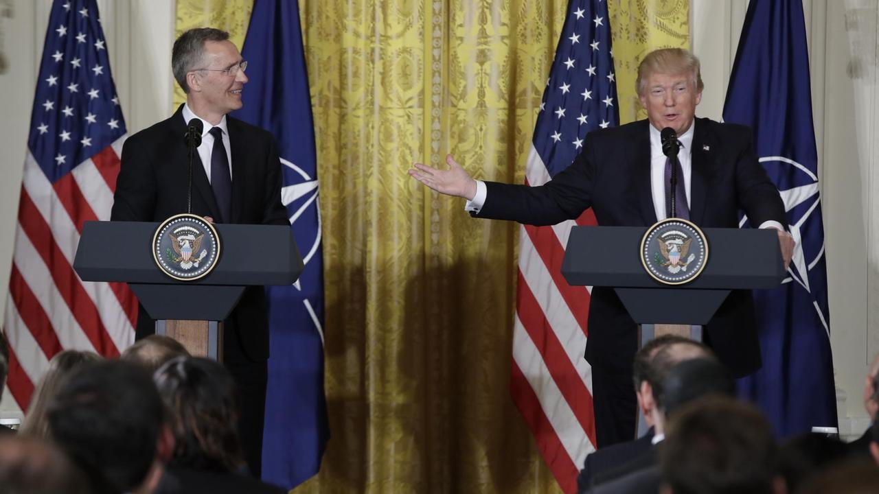 Das Bild zeigt Nato-Generalsekretär Jens Stoltenberg und US-Präsident Donald Trump während einer gemeinsamen Pressekonferenz im Weißen Haus in Washington am 12. April 2017.
