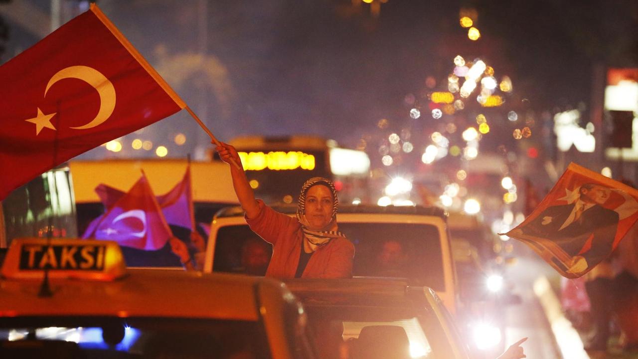 Anhänger von Oppositionspolitiker Ekrem Imamoglu feiern dessen Wahlsieg in den Straßen von Istanbul.