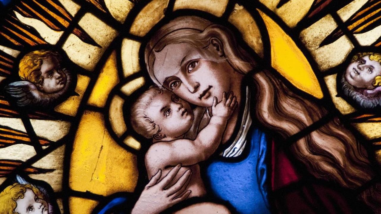 Die Jungfrau Maria mit ihrem neugeborenen Sohn Jesus von Nazaret. Glassmalerei in Passau. Die Jungfrau Maria mit ihrem neugeborenen Sohn Jesus von Nazaret. Glassmalerei in Passau.