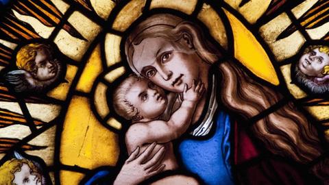 Die Jungfrau Maria mit ihrem neugeborenen Sohn Jesus von Nazaret. Glassmalerei in Passau.
