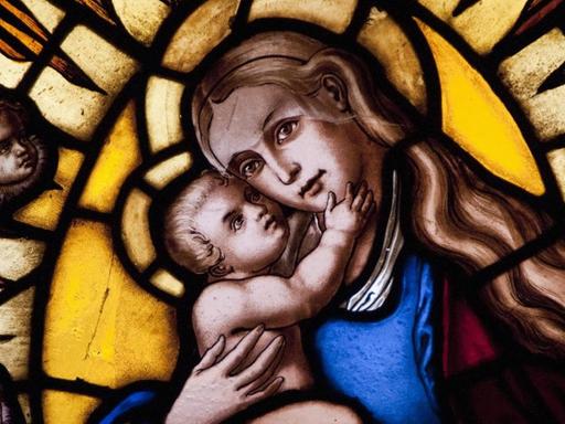 Die Jungfrau Maria mit ihrem neugeborenen Sohn Jesus von Nazaret. Glassmalerei in Passau.