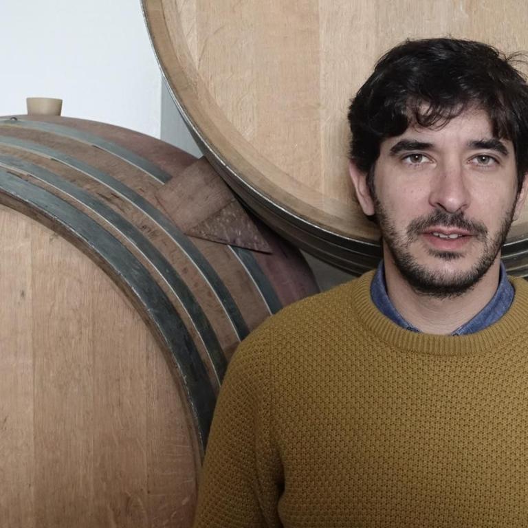 António Madeira vor Weinfässern