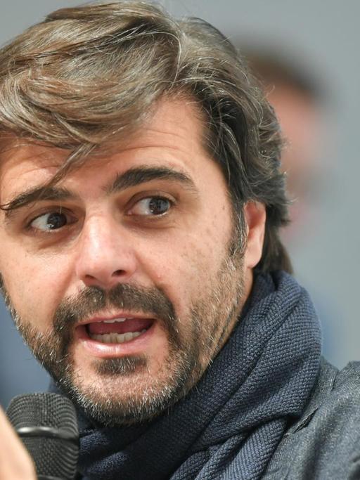 Der Journalist Juan Moreno spricht auf der Frankfurter Buchmesse in ein Mikrofon.