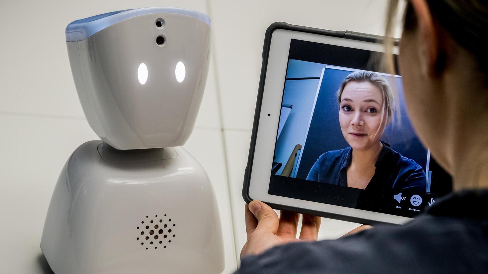 Die norwegische Entwicklerin Karen Dolva zeigt ihren Roboter AV1. Der Roboter ersetzt als Avatar Schüler, die schwer erkrankt sind und von zuhause am Unterricht teilnehmen wollen. Die norwegische Entwicklerin Karen Dolva zeigt ihren Roboter AV1. Der Roboter ersetzt als Avatar Schüler, die schwer erkrankt sind und von zuhause am Unterricht teilnehmen wollen.