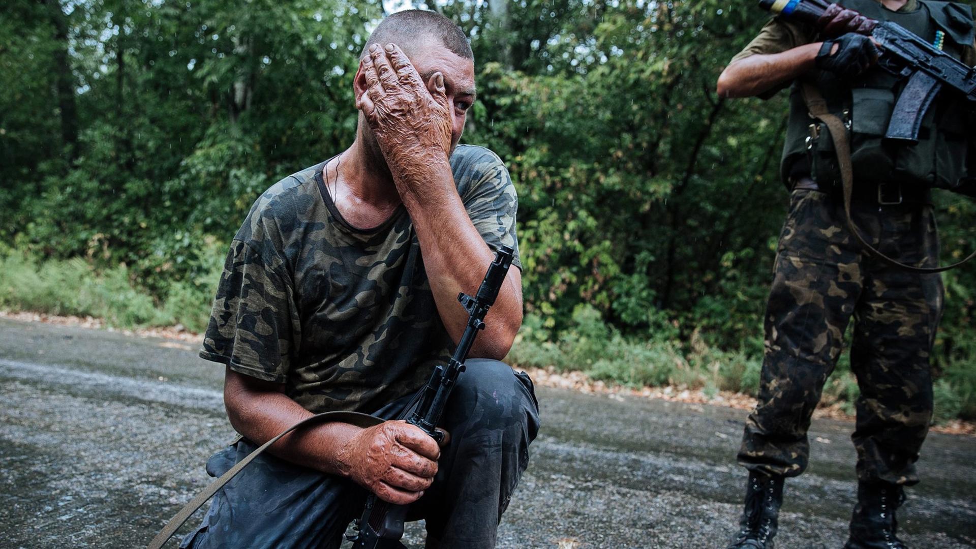 Ein ukrainischer Soldat ruht sich während einer Patrouille im Grenzgebiet aus. Ein ukrainischer Soldat ruht sich während einer Patrouille im Grenzgebiet aus.