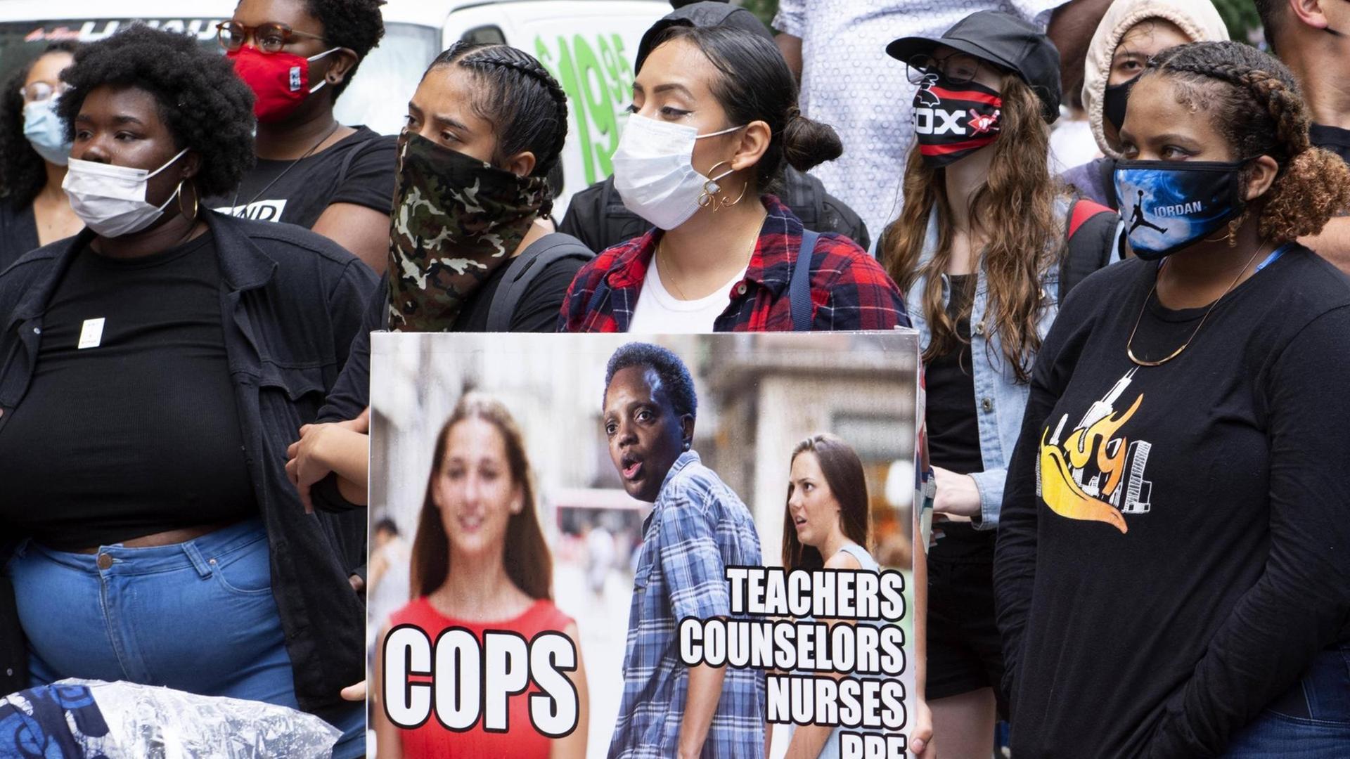 Chicagoer Aktivisten versammeln sich am 24. Juni 2020 in der Innenstadt von Chicago, um die Wiederverwendung von Polizeifinanzierungsmitteln für öffentliche Schulen zu unterstützen. Chicagoer Aktivisten versammeln sich am 24. Juni 2020 in der Innenstadt von Chicago, um die Wiederverwendung von Polizeifinanzierungsmitteln für öffentliche Schulen zu unterstützen.