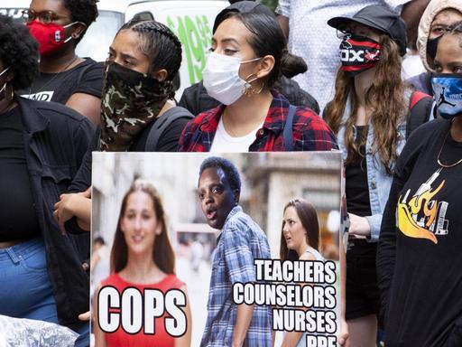 Chicagoer Aktivisten versammeln sich am 24. Juni 2020 in der Innenstadt von Chicago, um die Wiederverwendung von Polizeifinanzierungsmitteln für öffentliche Schulen zu unterstützen.