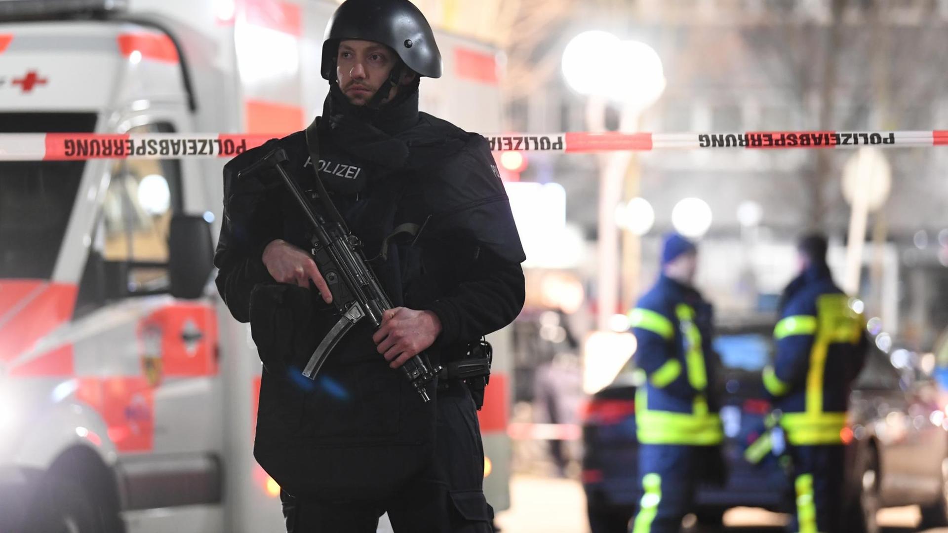 Hessen, Hanau: Polizei und Rettungskräfte sind im Stadtteil Heumarkt im Einsatz. Hessen, Hanau: Polizei und Rettungskräfte sind im Stadtteil Heumarkt im Einsatz.