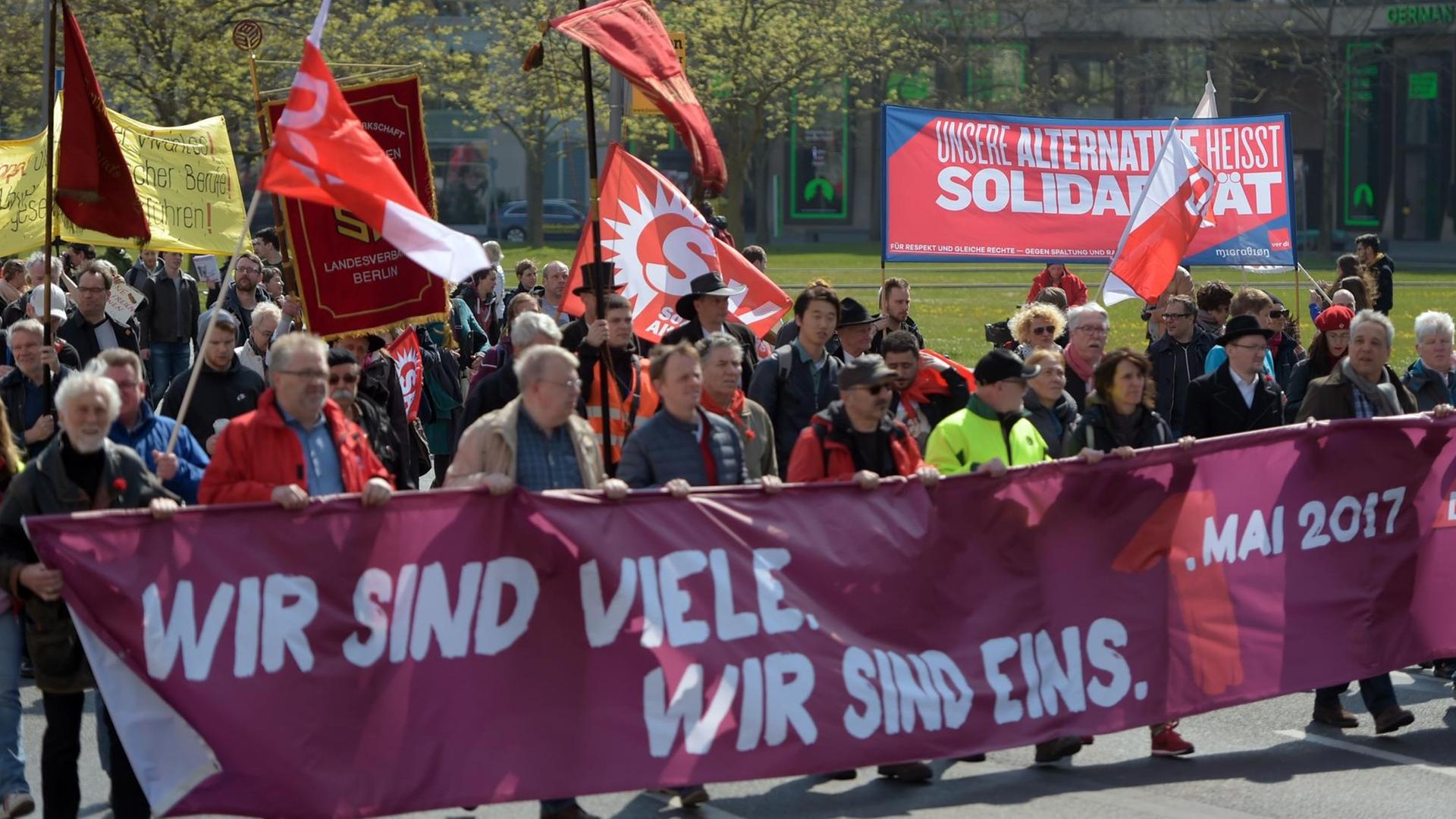 Die Kundgebungen in Berlin zum 1. Mai haben begonnen Die Kundgebungen in Berlin zum 1. Mai haben begonnen