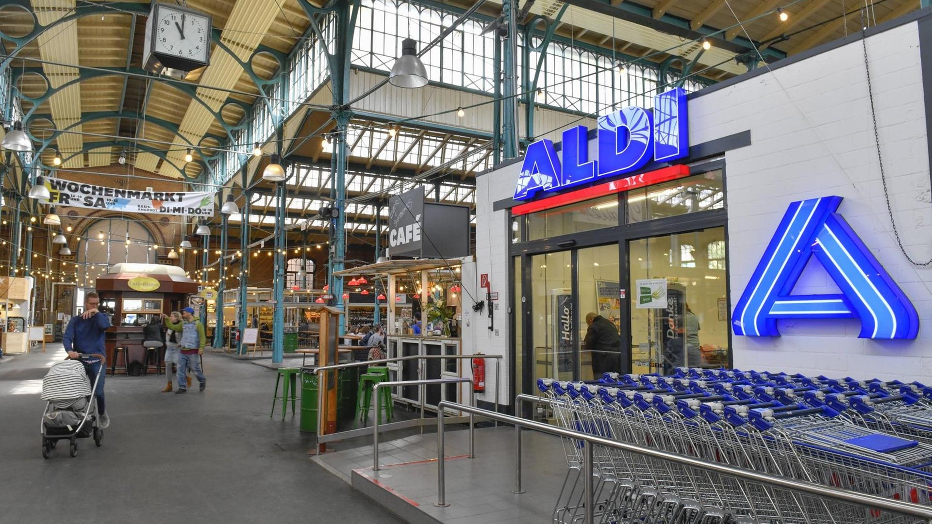 Der Aldi Markt in der Markthalle Neun in Berlin-Kreuzberg. Der Aldi Markt in der Markthalle Neun in Berlin-Kreuzberg.