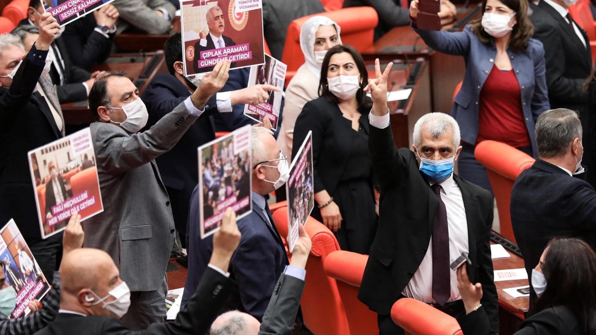 Der Abgeordnete Ömer Faruk Gergerlioglu von der Kurdenpartei HDP wird vom Parlamentspräsidium seines Mandats entkleidet und aus dem Saal geworfen. Er erhält Unterstützung von Abgeordneten seiner Partei.