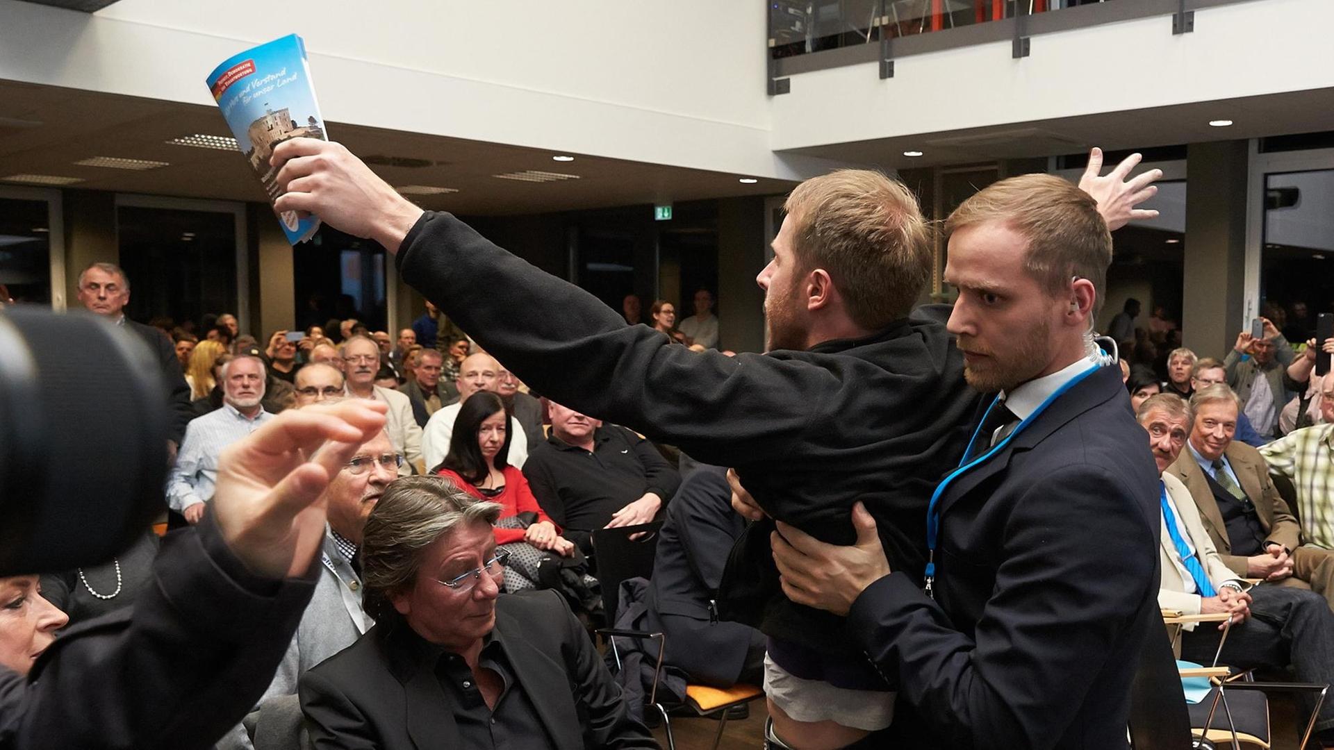 Mitarbeiter des Sicherheitsdienstes bringen in Neuwied während der Wahlkampf-Abschlussveranstaltung der AFD Demonstranten aus dem Saal Mitarbeiter des Sicherheitsdienstes bringen in Neuwied während der Wahlkampf-Abschlussveranstaltung der AFD Demonstranten aus dem Saal