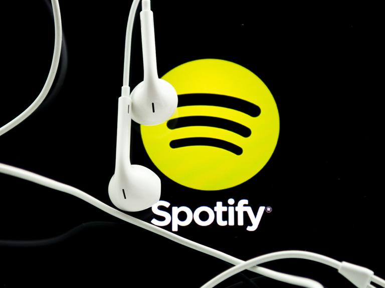 Die App Spotify ist auf einem iPad zu sehen.