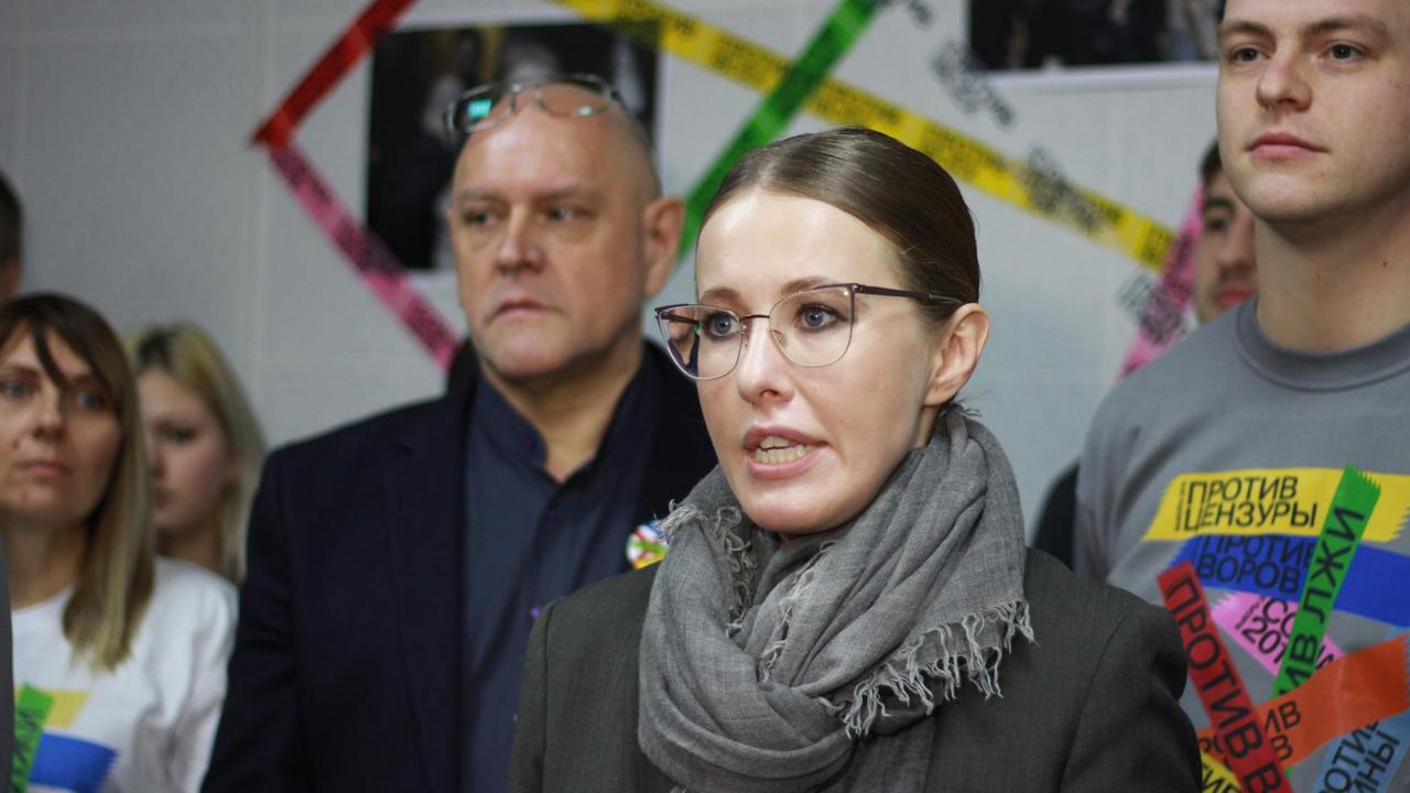 Xenia Sobtschak steht umringt von Personen am 06.12.2017 in ihrem Wahlkampfbüro in Nischni Nowgorod.
