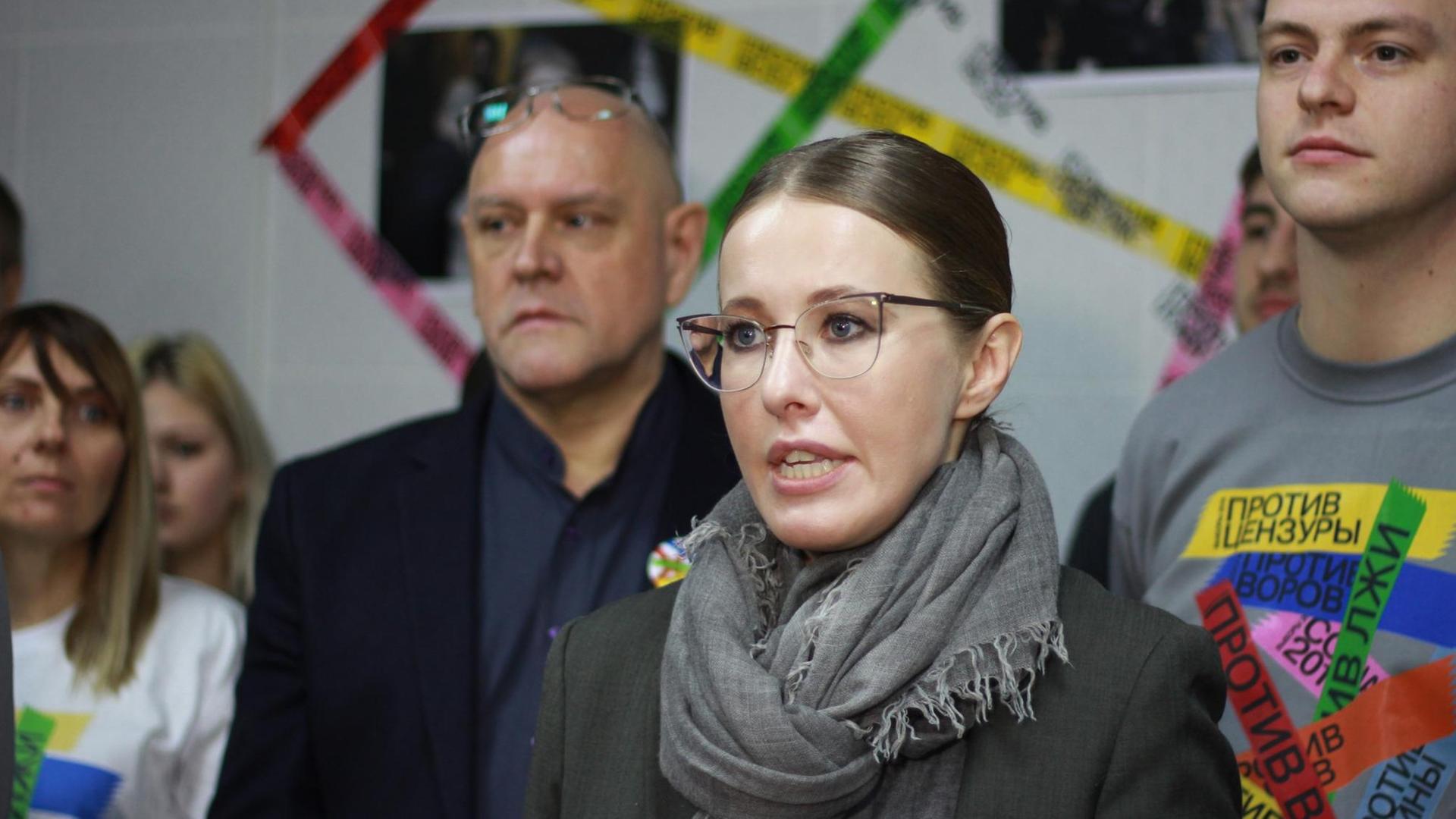 Xenia Sobtschak steht umringt von Personen am 06.12.2017 in ihrem Wahlkampfbüro in Nischni Nowgorod. Xenia Sobtschak steht umringt von Personen am 06.12.2017 in ihrem Wahlkampfbüro in Nischni Nowgorod.