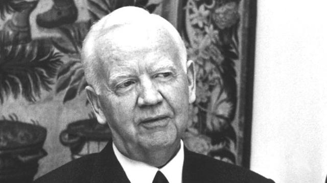 Bundespräsident Heinrich Lübke (M) im Gespräch mit der österreichischen Schriftstellerin Ilse Aichinger im Mai 1966. Rechts Dolf Sternberger.