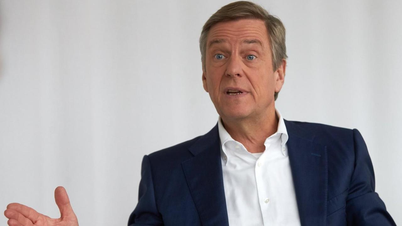 Der "heute-journal"-Moderator Claus Kleber spricht am 20.12.2017 im ZDF-"heute"-Studio in Mainz (Rheinland-Pfalz) bei einem Interview. Foto: Thomas Frey/dpa Der "heute-journal"-Moderator Claus Kleber spricht am 20.12.2017 im ZDF-"heute"-Studio in Mainz (Rheinland-Pfalz) bei einem Interview. Foto: Thomas Frey/dpa