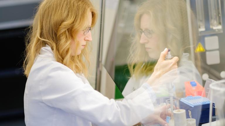 Die Wissenschaftlerin Katharina Kleilein untersucht an der Sterilbank im Labor des Life-Science-Unternehmens Yumab die optische Dichte einer Bakterienkultur. Das Startup-Unternehmen forscht zur Entwicklung menschlicher Antikörper und versucht so Medikamente gegen Covid-19 zu entwickeln. Die Wissenschaftlerin Katharina Kleilein untersucht an der Sterilbank im Labor des Life-Science-Unternehmens Yumab die optische Dichte einer Bakterienkultur. Das Startup-Unternehmen forscht zur Entwicklung menschlicher Antikörper und versucht so Medikamente gegen Covid-19 zu entwickeln.