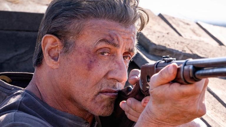Im Still aus "Rambo: Last Blood" legt Sylvester Stallone in der Rolle des Rambo die Flinte an und zielt. Im Still aus "Rambo: Last Blood" legt Sylvester Stallone in der Rolle des Rambo die Flinte an und zielt.