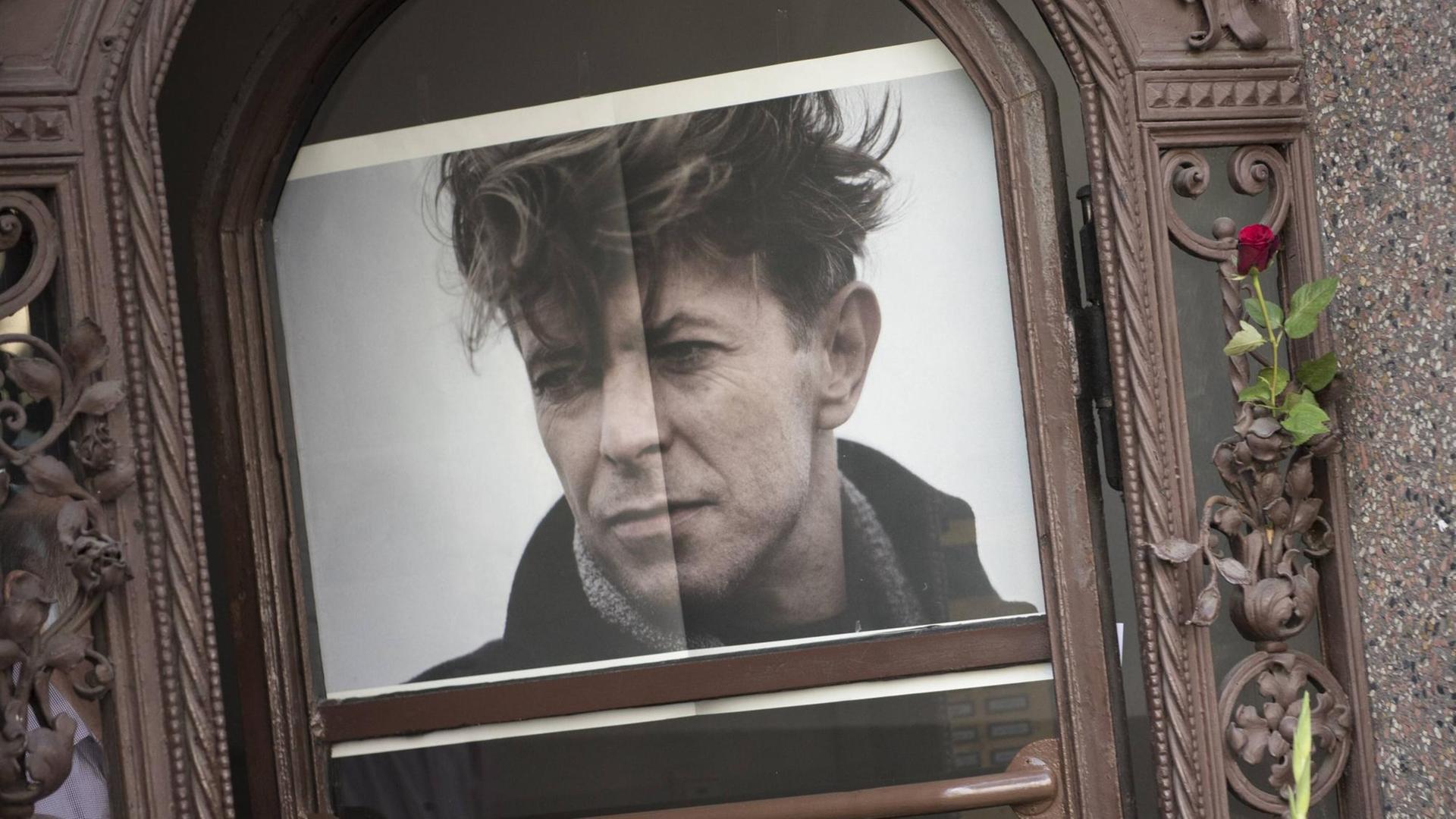 David-Bowie-Gedenktafel in Berlin-Schöneberg, aufgenommen 22. August 2016 David-Bowie-Gedenktafel in Berlin-Schöneberg, aufgenommen 22. August 2016