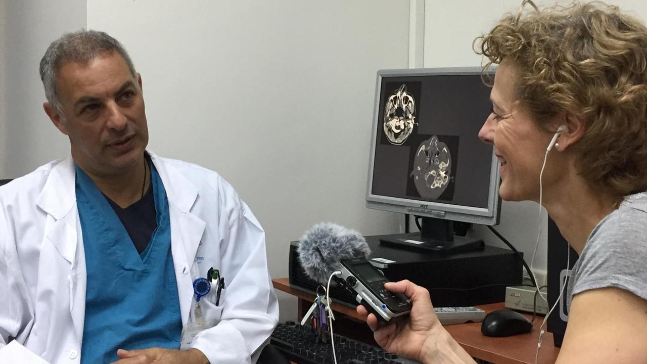 Dr. Eyal Sela im Gespräch mit Nana Brink. Dr. Eyal Sela im Gespräch mit Nana Brink.