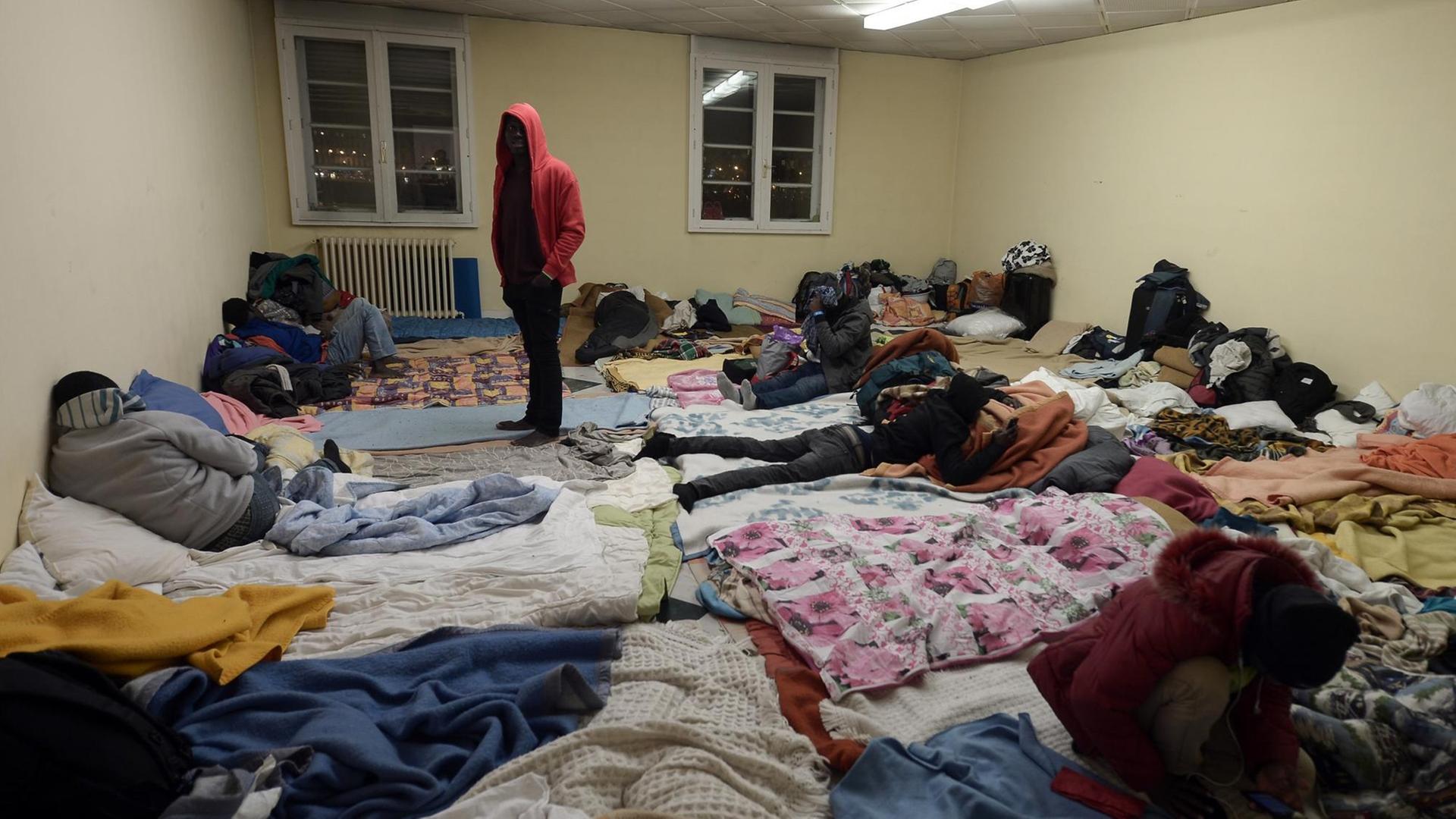 Migranten kommen in Bayonne in einem Matratzenlager unter Migranten kommen in Bayonne in einem Matratzenlager unter