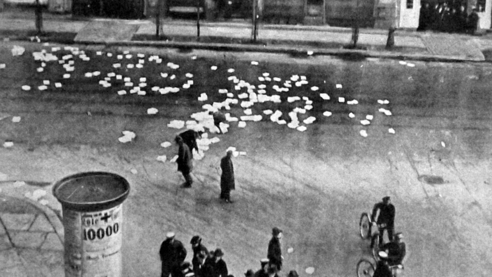 Flugblätter der Spartakisten auf den Straßen Berlins Flugblätter der Spartakisten auf den Straßen Berlins