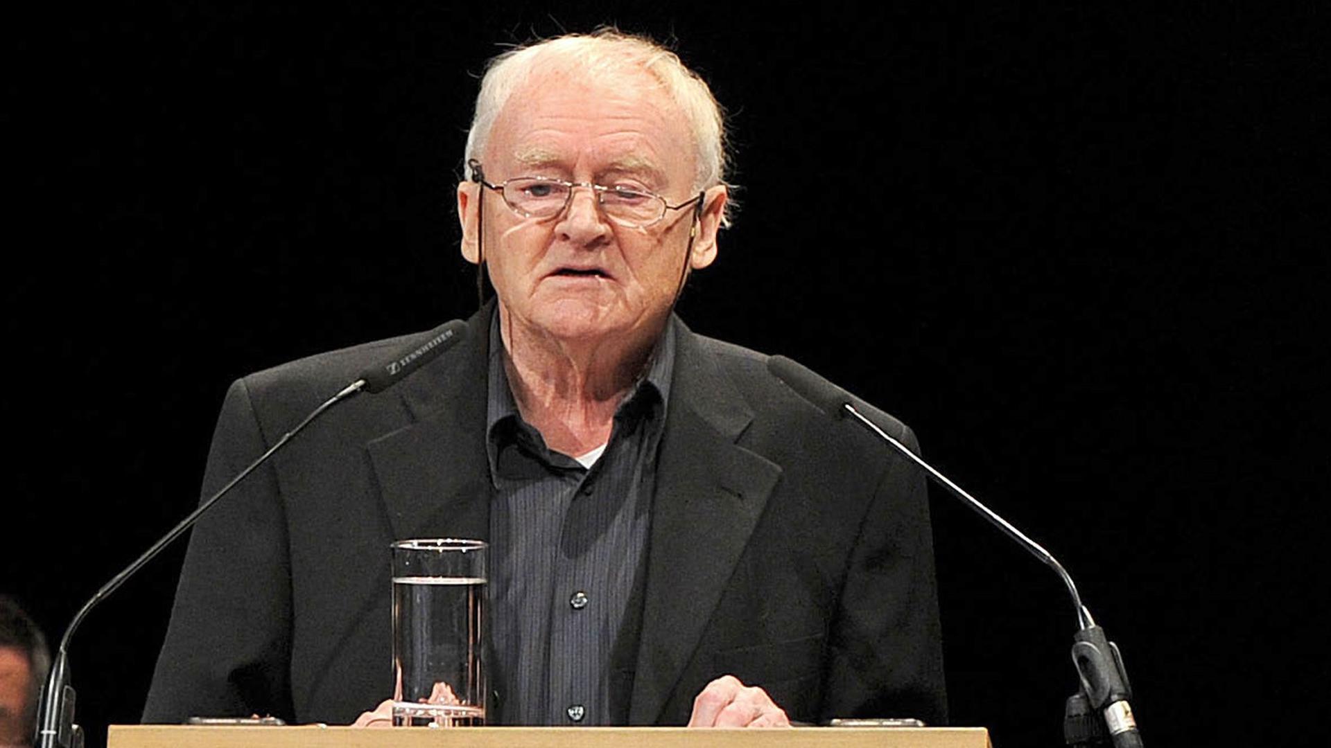 Gerhard Wolf, der Witwer der Schriftstellerin Christa Wolf, am 13.12.2011 auf der Trauerfeier für die verstorbene Autorin in Berlin Gerhard Wolf, der Witwer der Schriftstellerin Christa Wolf, am 13.12.2011 auf der Trauerfeier für die verstorbene Autorin in Berlin