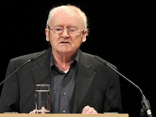 Gerhard Wolf, der Witwer der Schriftstellerin Christa Wolf, am 13.12.2011 auf der Trauerfeier für die verstorbene Autorin in Berlin