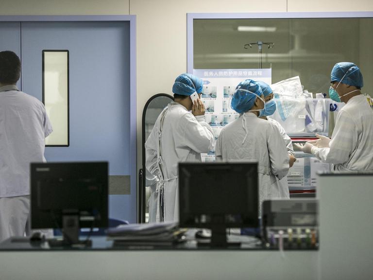 Krankenhausmitarbeiter in Huizhou in China kümmern sich um einen Mers-Patienten. Er hatte sich in Südkorea angesteckt.
