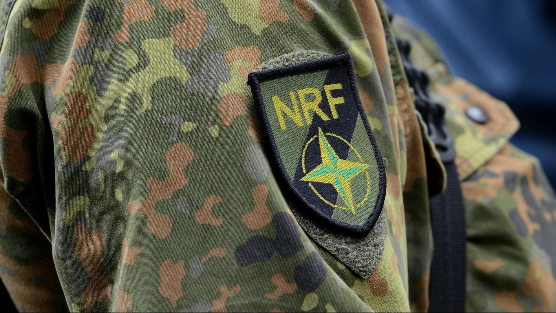 Ein Soldat mit dem NRF-Abzeichen auf dem rechten Arm.