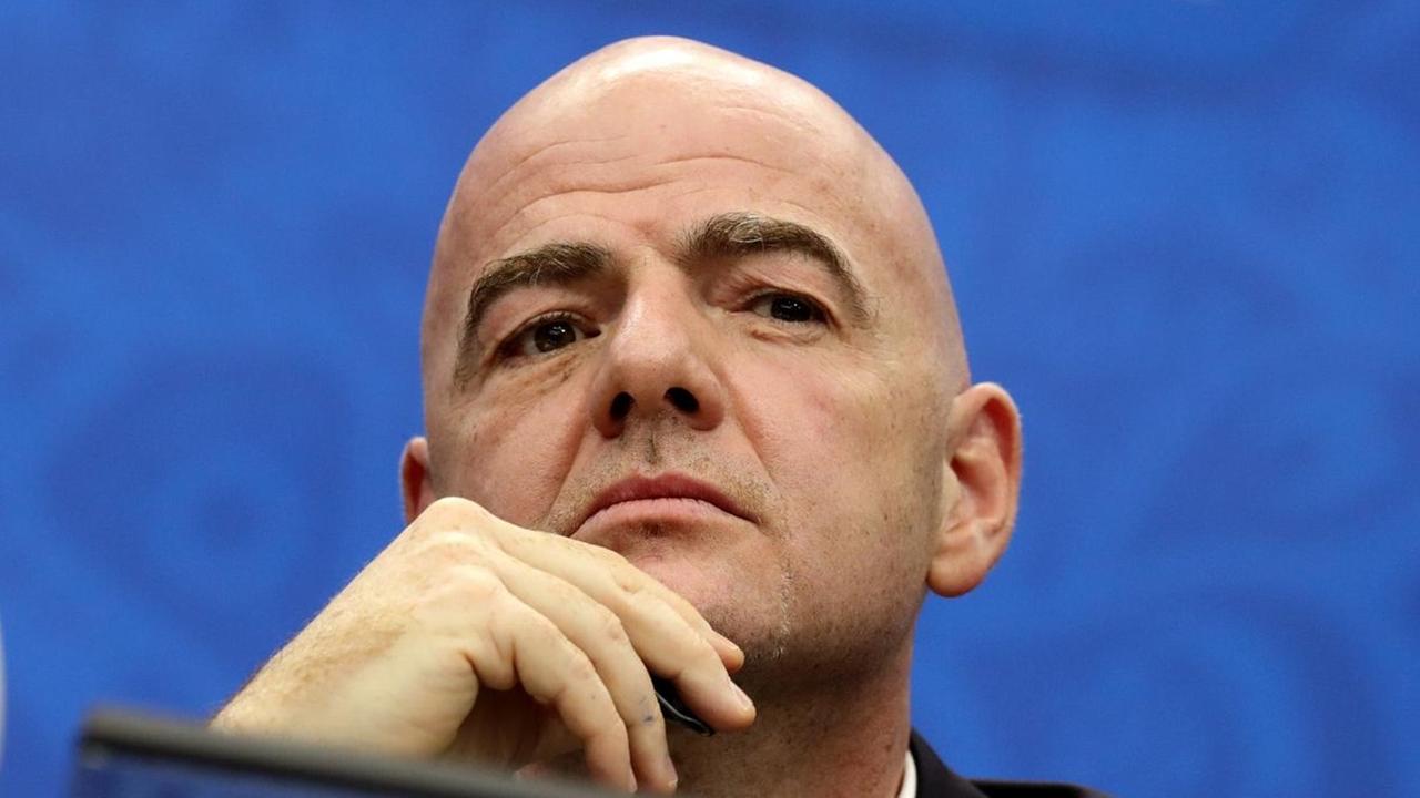 FIFA-Präsident Gianni Infantino auf einer Pressekonferenz vor der Auslosung der Gruppen für den Confederations Cup 2017. FIFA-Präsident Gianni Infantino auf einer Pressekonferenz vor der Auslosung der Gruppen für den Confederations Cup 2017.