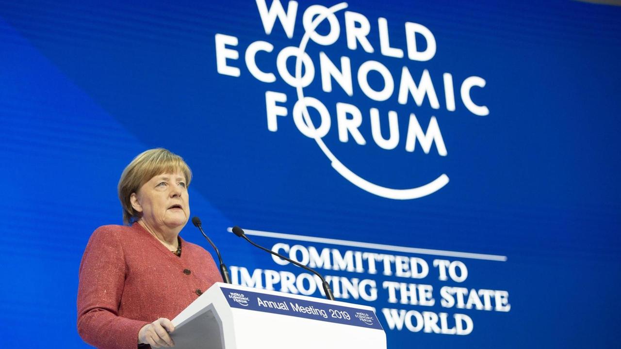 Die deutsche Bundeskanzlerin Angela Merkel spricht beim Weltwirtschaftsforum in Davos am 23. Januar 2019 Die deutsche Bundeskanzlerin Angela Merkel spricht beim Weltwirtschaftsforum in Davos am 23. Januar 2019