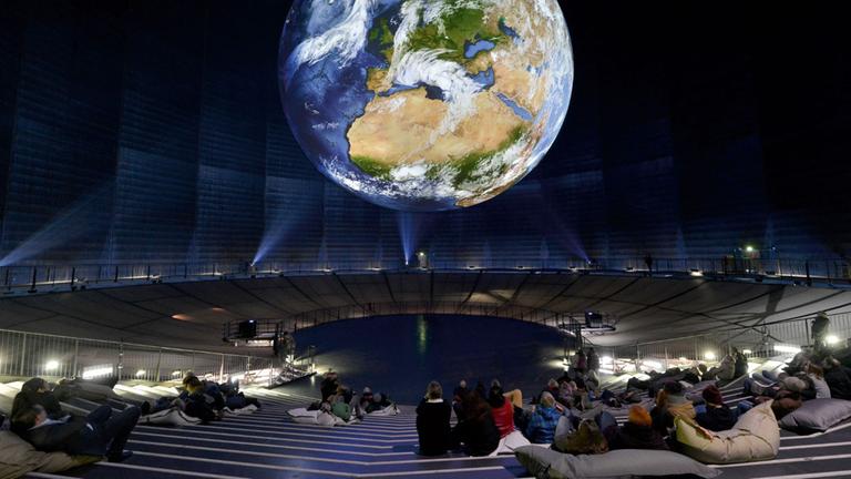 Die Erdkugel über den Besuchern im Gasometer Oberhausen Die Erdkugel über den Besuchern im Gasometer Oberhausen