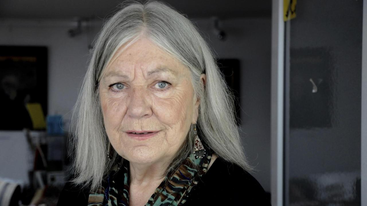 Helga Schubert, eine Frau mit schulterlangen grauen Haaren, blickt in die Kamera. Helga Schubert, eine Frau mit schulterlangen grauen Haaren, blickt in die Kamera.
