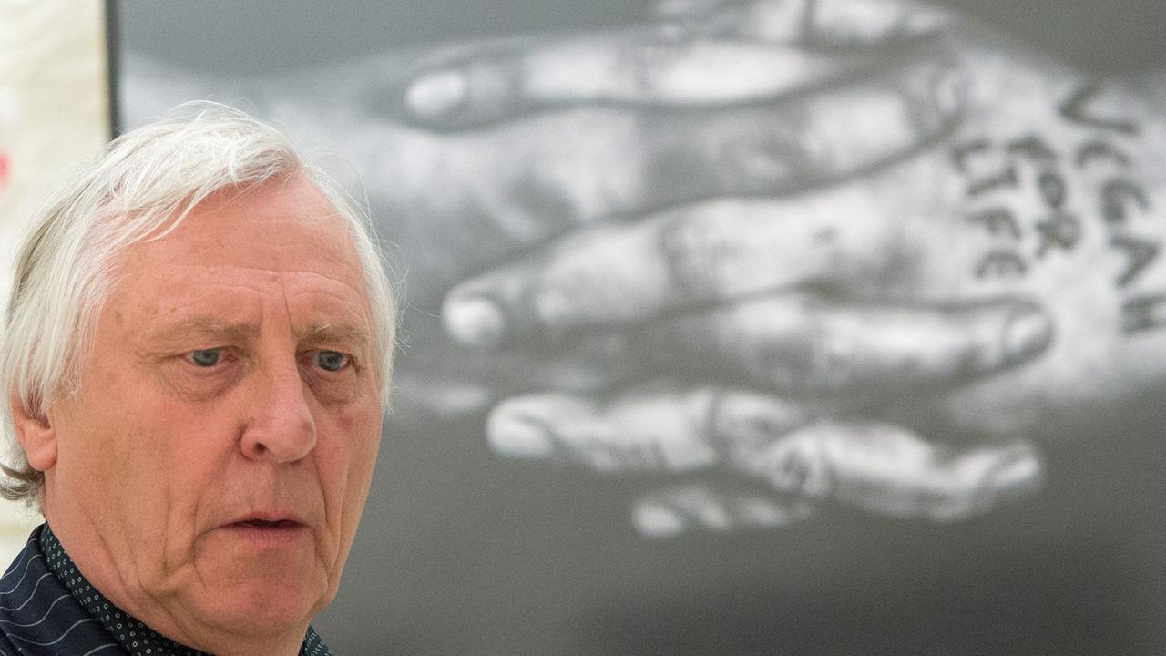 Der Filmemacher und Künstler Peter Greenaway besucht seine eigene Ausstellung im Jüdischen Museum in Berlin. Der Filmemacher und Künstler Peter Greenaway besucht seine eigene Ausstellung im Jüdischen Museum in Berlin.