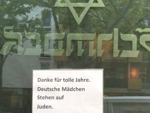 Das jüdische Restaurant "Schmock" in München schließt. Die Stammkunden sind traurig darüber, wie dieser Zettel am Fenster beweist.