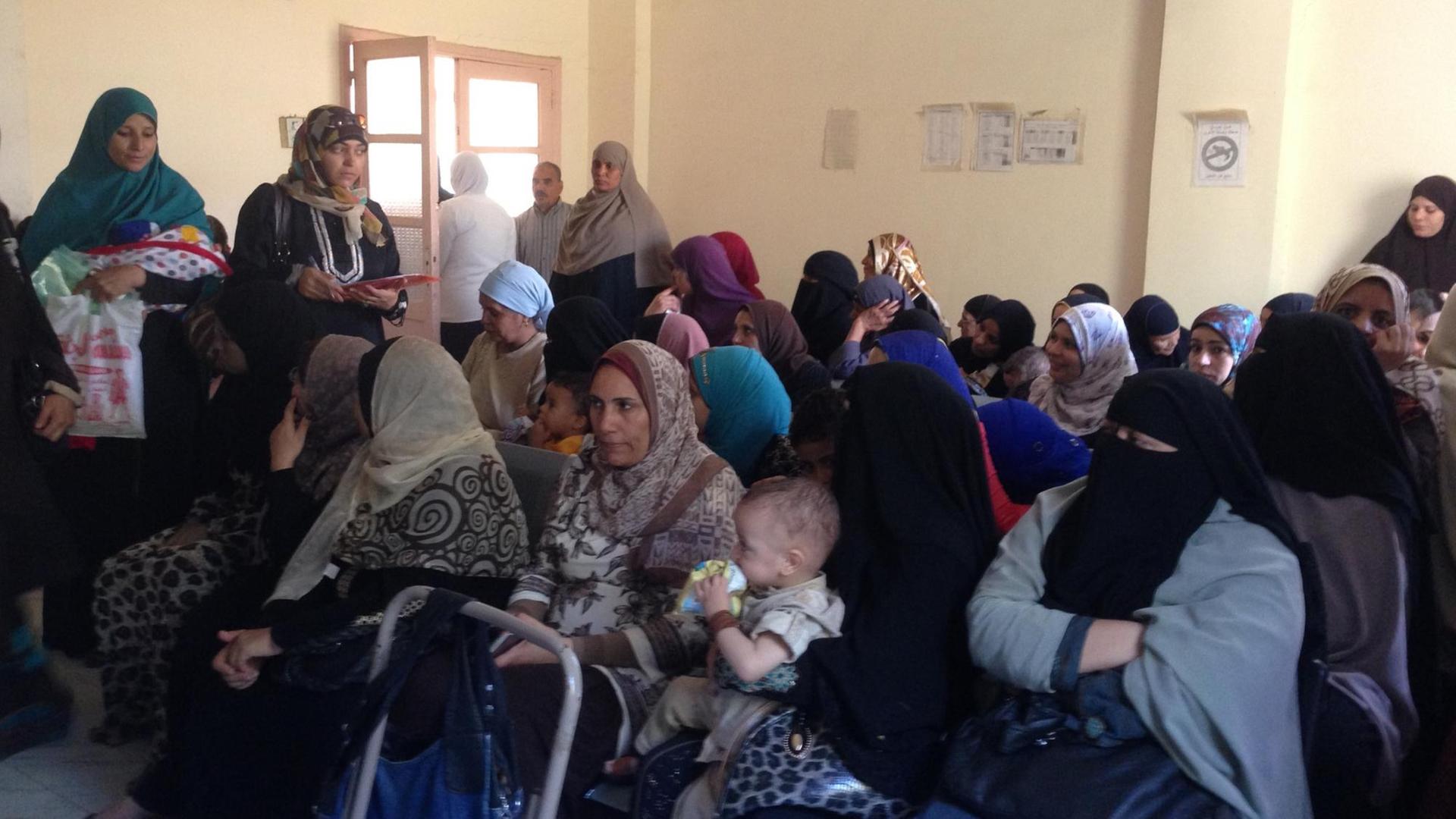 Frauen auf einer Veranstaltung in der ägyptischen Oase Fayoum, auf der sie über weibliche Genitalverstümmelung aufgeklärt werden. Frauen auf einer Veranstaltung in der ägyptischen Oase Fayoum, auf der sie über weibliche Genitalverstümmelung aufgeklärt werden.