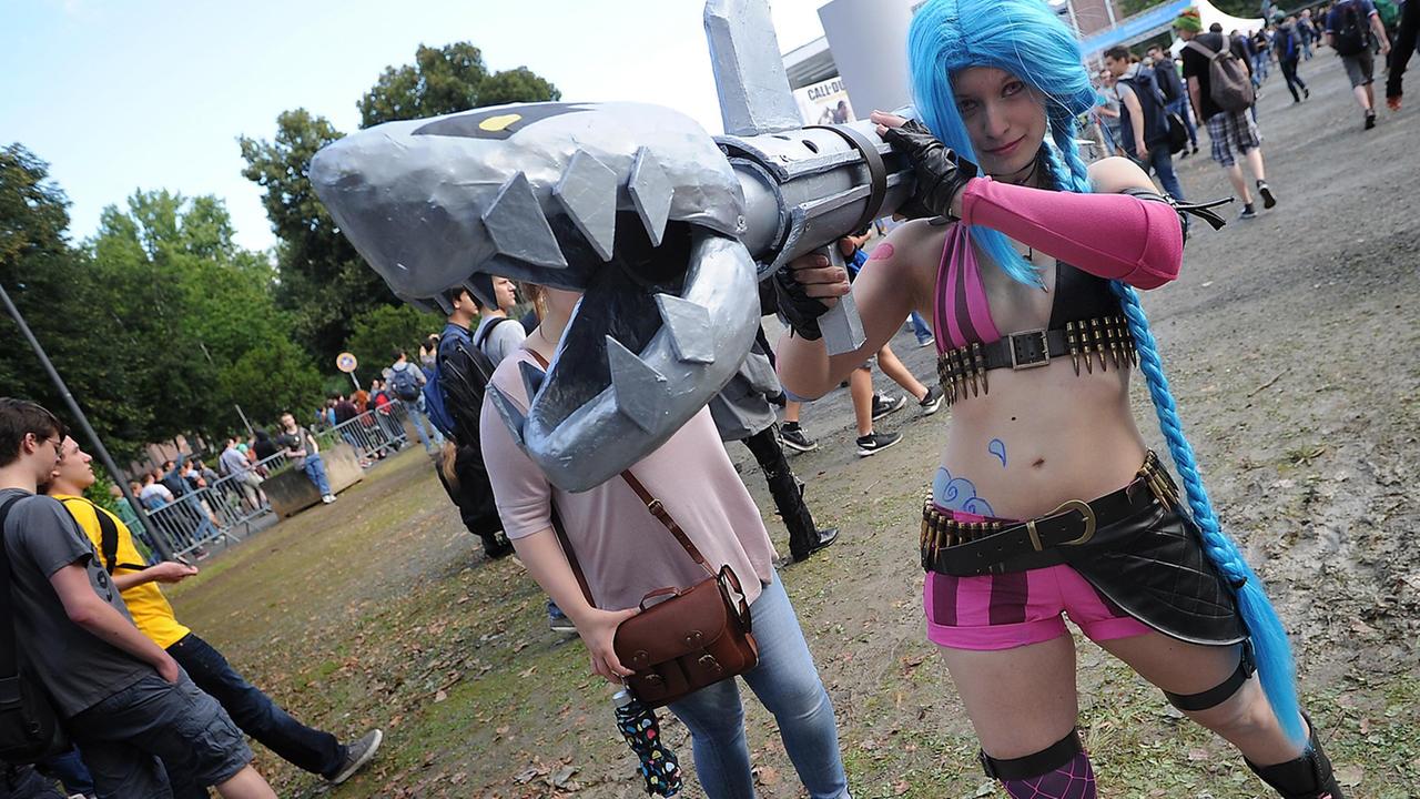 Eine Besucherin hat sich am 14.08.2014 in Köln (Nordrhein-Westfalen) am ersten Publikumstag der Computerspielemesse Gamescom als eine Spielfigur verkleidet. Die Messe dauert noch bis zum 17.08.2014. Eine Besucherin hat sich am 14.08.2014 in Köln (Nordrhein-Westfalen) am ersten Publikumstag der Computerspielemesse Gamescom als eine Spielfigur verkleidet. Die Messe dauert noch bis zum 17.08.2014.