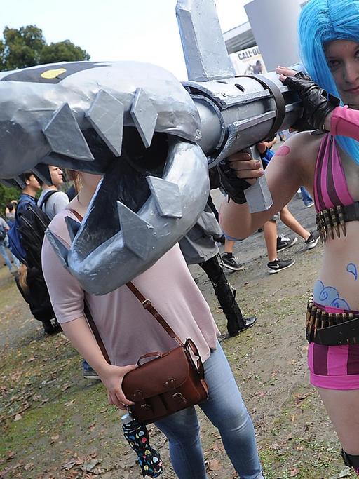 Eine Besucherin hat sich am 14.08.2014 in Köln (Nordrhein-Westfalen) am ersten Publikumstag der Computerspielemesse Gamescom als eine Spielfigur verkleidet. Die Messe dauert noch bis zum 17.08.2014.