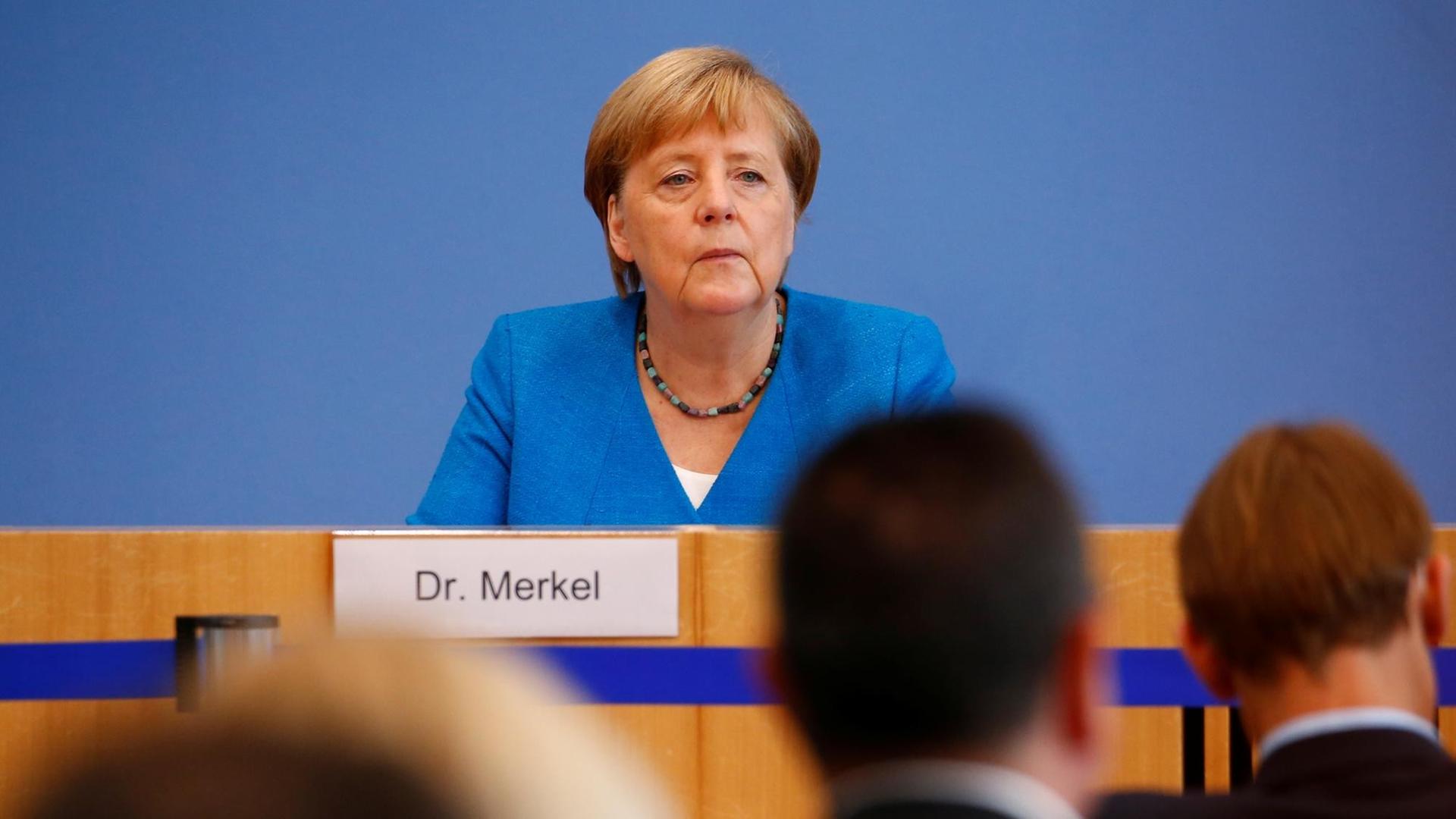 Bundeskanzlerin Angela Merkel (CDU) spricht in der Bundespressekonferenz während ihrer traditionellen Sommer-Pressekonferenz zu aktuellen innen- und außenpolitischen Themen. Bundeskanzlerin Angela Merkel (CDU) spricht in der Bundespressekonferenz während ihrer traditionellen Sommer-Pressekonferenz zu aktuellen innen- und außenpolitischen Themen.