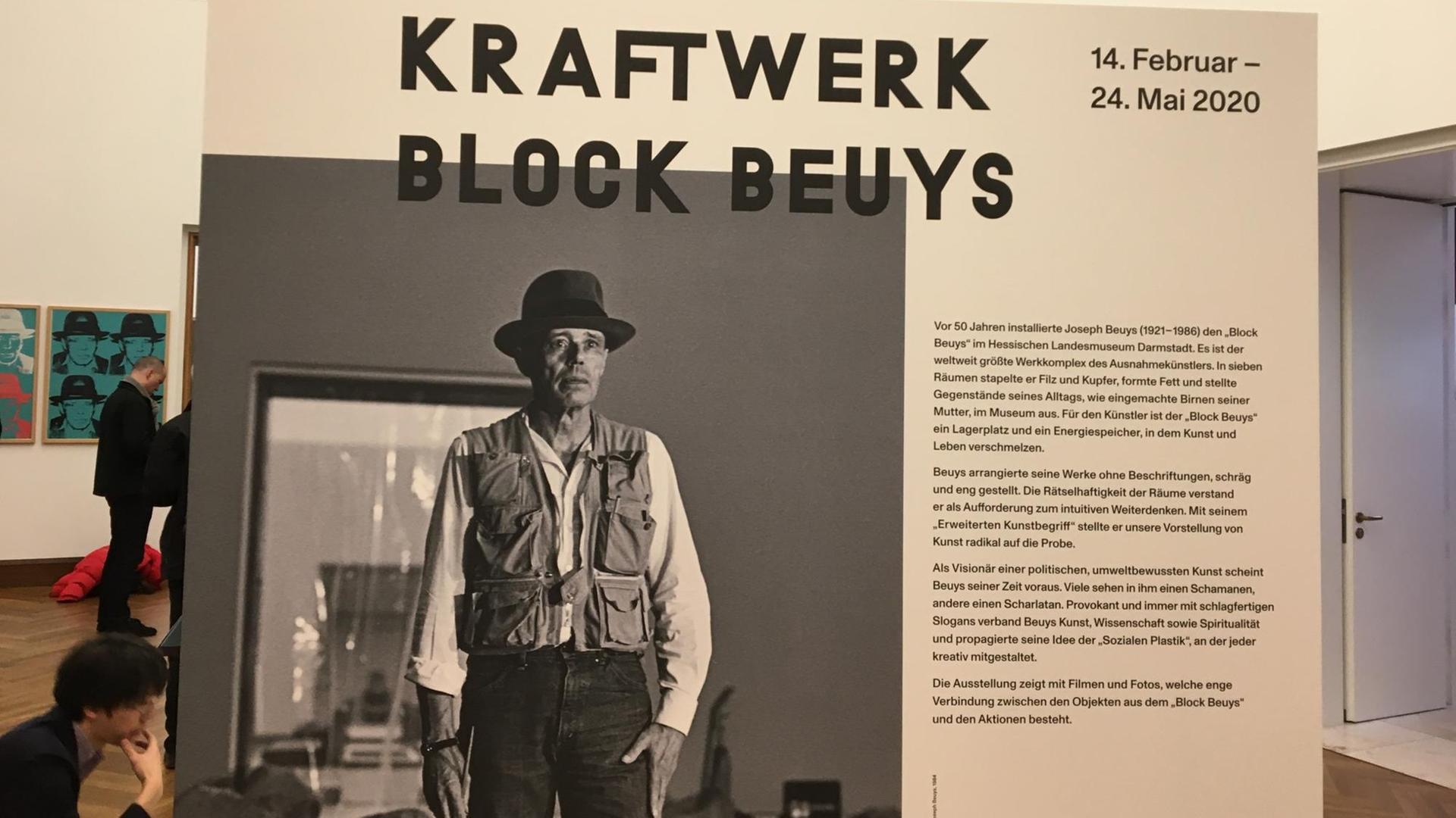 Ein Ausstellungsraum mit einem Plakat von 1970. Es zeigt den Künstler Joseph Beuys. Ein Ausstellungsraum mit einem Plakat von 1970. Es zeigt den Künstler Joseph Beuys.